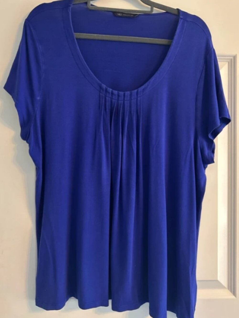 Elegant Klein blue short sleeved T-shirt